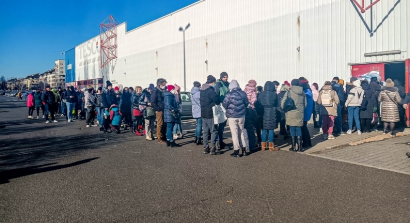 MiastoUrsynow's tweet photo. Punkt odzieżowy dla uchodźców 🇺🇦 w blaszaku po Tesco na #Kabaty cieszy się ogromną popularnością. Kolejka oczekujących na pomoc sięga kilkudziesięciu metrów. Władze @ursynowpl postanowiły wydłużyć akcję... https://t.co/qK8GbJ7o7j https://t.co/TTNvdEDeg5