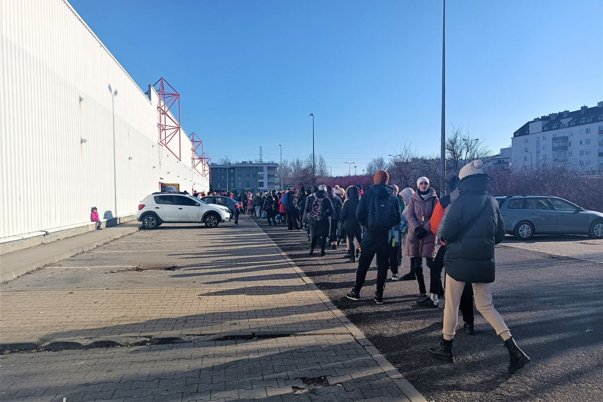 MiastoUrsynow's tweet photo. Punkt odzieżowy dla uchodźców 🇺🇦 w blaszaku po Tesco na #Kabaty cieszy się ogromną popularnością. Kolejka oczekujących na pomoc sięga kilkudziesięciu metrów. Władze @ursynowpl postanowiły wydłużyć akcję... https://t.co/qK8GbJ7o7j https://t.co/TTNvdEDeg5