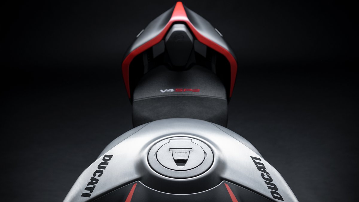 DucatiFrance's tweet photo. Conçue pour les virages. La Panigale V4 SP2 est performante au maximum de l'extérieur à la corde.

#TheUltimateRacetrackMachine https://t.co/tPPlEmkHKS