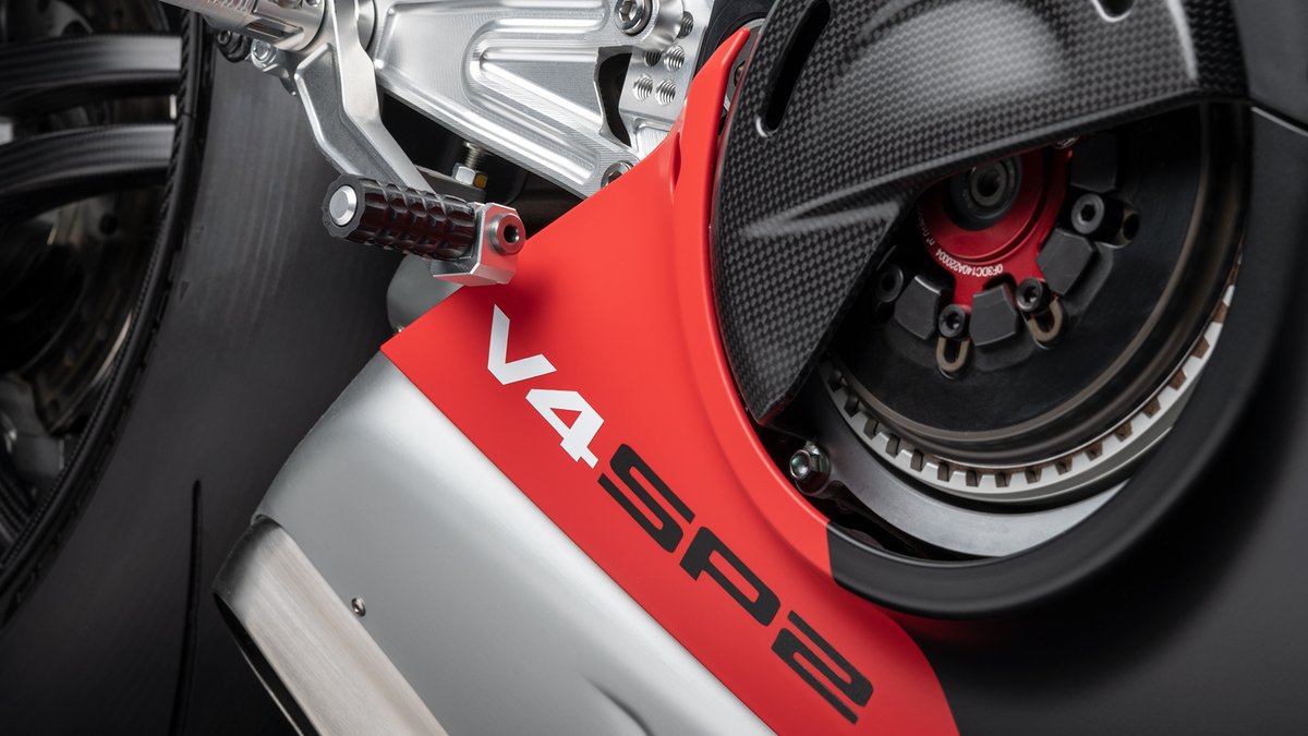 DucatiFrance's tweet photo. Conçue pour les virages. La Panigale V4 SP2 est performante au maximum de l'extérieur à la corde.

#TheUltimateRacetrackMachine https://t.co/tPPlEmkHKS