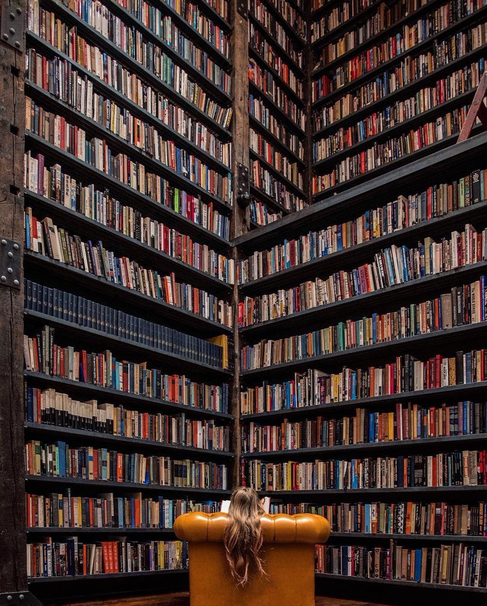 Poesiaitalia's tweet photo. Mi piacciono i libri perché compiono due grandi funzioni: farmi pensare o farmi smettere di pensare. Dipendendo del momento che sto attraversando, qualsiasi di queste opzioni puo salvarmi. https://t.co/C7AffIoKJi