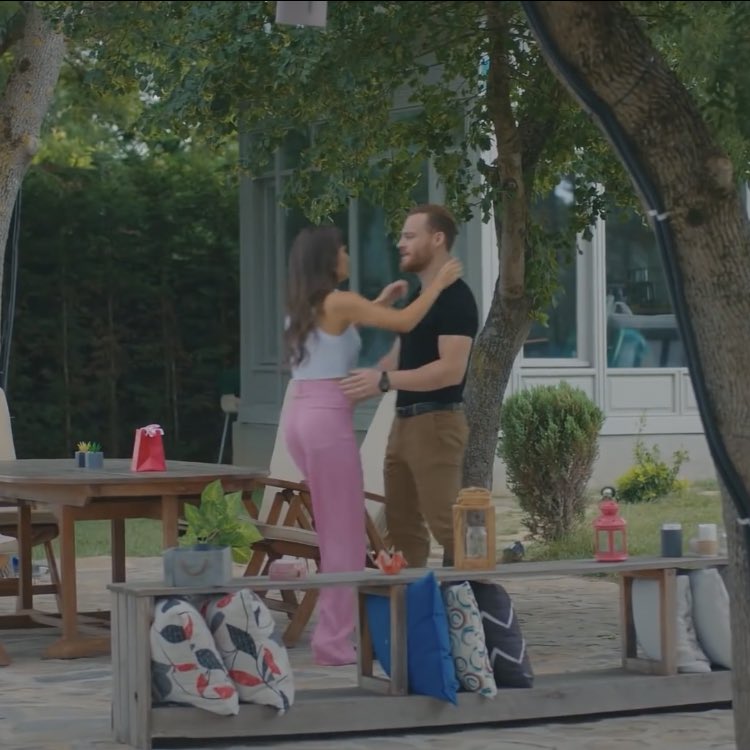 Mynameis__anita's tweet photo. Come gli va incontro … #LoveIsInTheAir https://t.co/PMlmywQa58