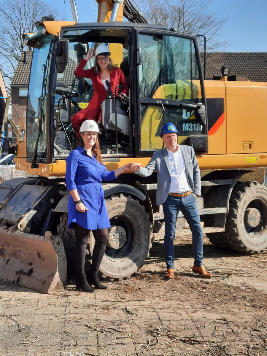 Vandaag samen met @hurenwageningen het startsein gegeven voor de sloop van de Ireneschool en de bouw van de 36 sociale huurwoningen voor senioren en gezinnen. Ik mocht met een graafmachine een stukje dak slopen. Fantastische ervaring!