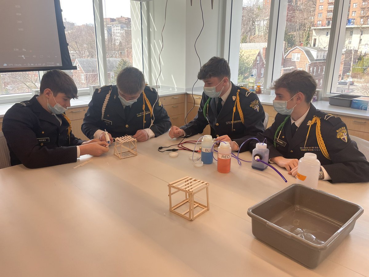 A group of our @cbaalbany engineering students working in the labs at @ManhattanEdu #GoBrothers #LasallianEducation