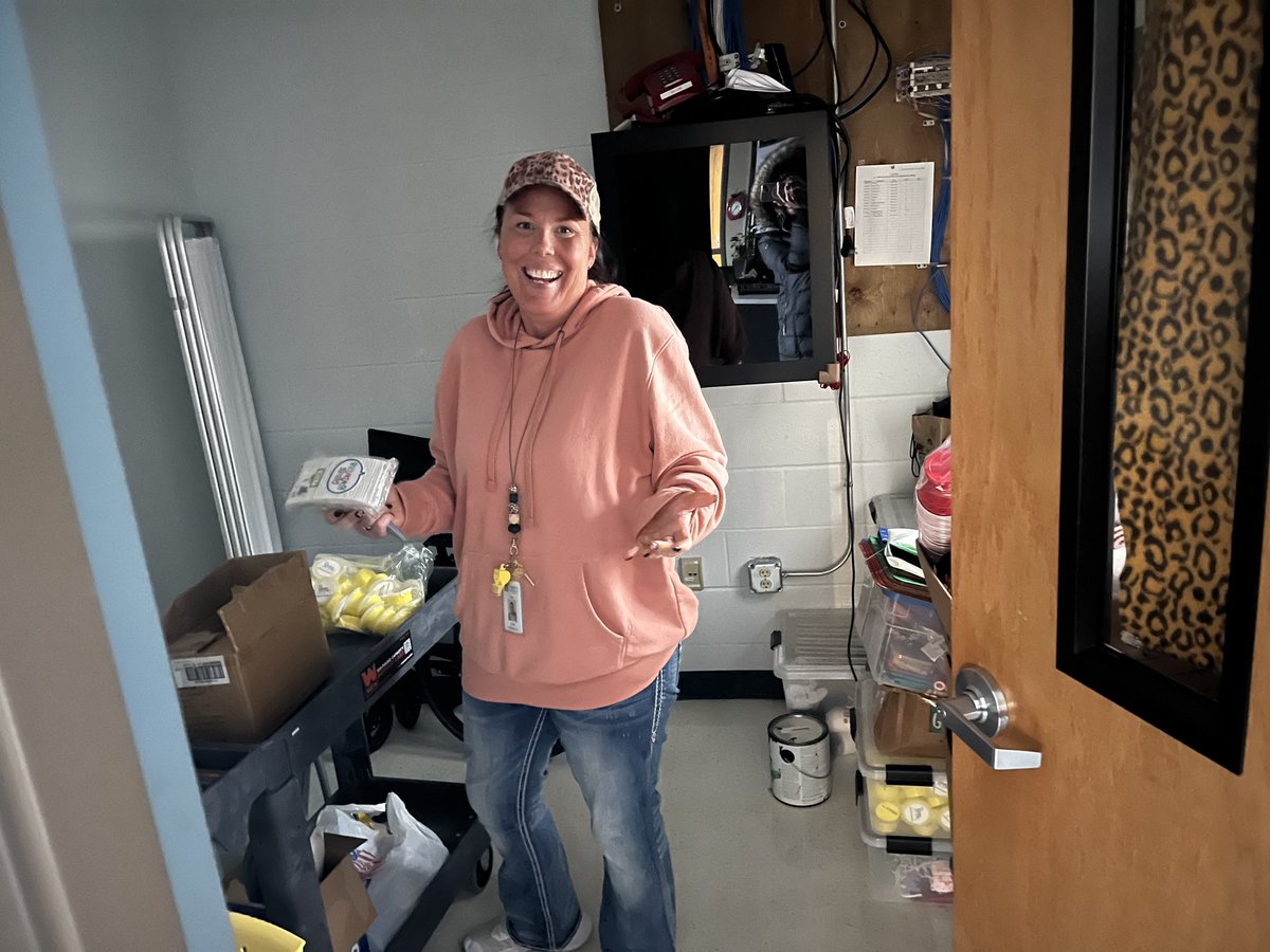 Hard working staff on snow days! Power went off 1/2 hour ago! This bldg gets cold fast!! #WhateverItTakes <a href="/LakewoodNKC/">Lakewood Elementary</a> <a href="/margehelwig/">Dr. Margaret Helwig</a> <a href="/NKCSchools/">NKC Schools</a>