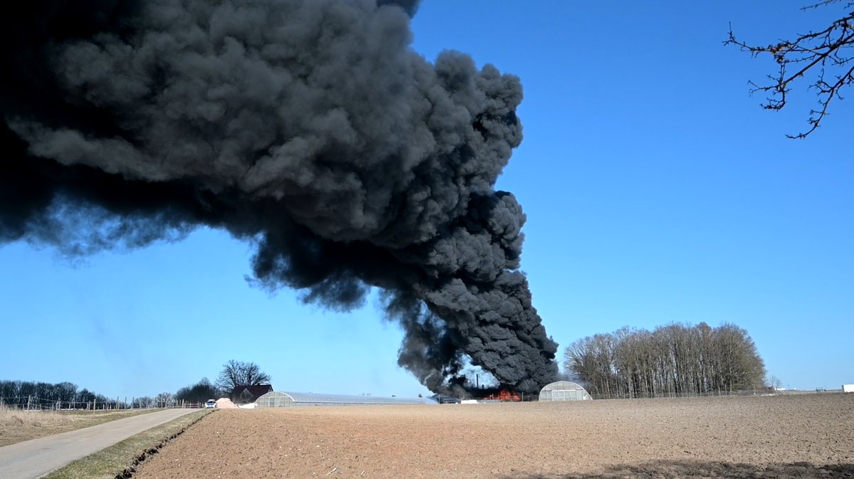 jo_mlr's tweet photo. Update: Großbrand in #Ellingen ist gelöscht, die #Rauchwarnung wurde aufgehoben. via
@BR24 @BR_Franken | Foto: Olaf Roemer https://t.co/KnQaoWRw9Q