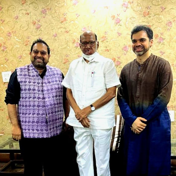 PawarSpeaks's tweet photo. पुणे येथील बालगंधर्व रंगमंदिरात आयोजित राम कदम कलागौरव पुरस्कार वितरण सोहळ्यास उपस्थित राहून आनंद वाटला. यंदाच्या पुरस्काराचे मानकरी ठरलेले गायक व संगीतकार शंकर महादेवन आणि शास्त्रीय गायक राहुल देशपांडे यांचे मी मनपूर्वक अभिनंदन करतो.

@Shankar_Live https://t.co/2PjnQcqprW