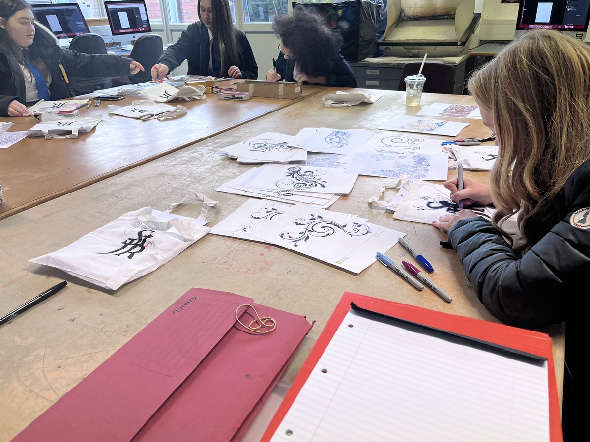 lathom_careers's tweet photo. Final pictures from today our students enjoyed tasters in music, art, enrichment and so much more. Our former @LathomHS student Sophie even stopped by to give a talk on student life and answer questions. https://t.co/mVHX26HDxY