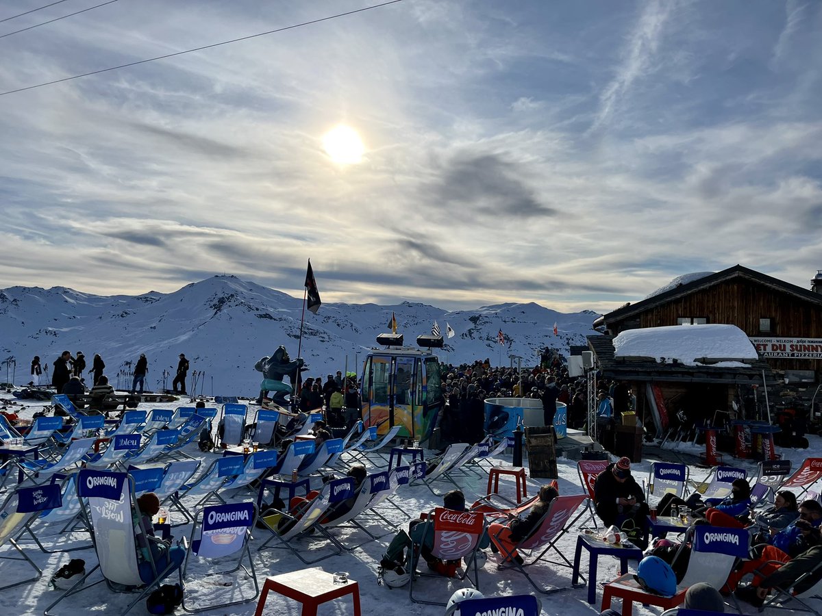 ukulelemark's tweet photo. Great end to a perfect day skiing #SunnyChalet #Menuires #3vallees https://t.co/Uz7r5BM0Gk