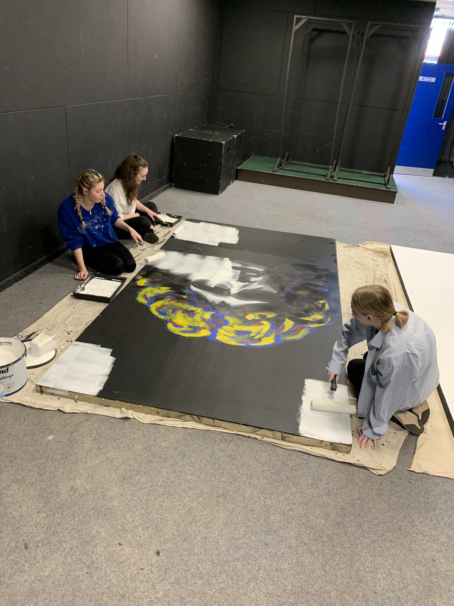 DramaatLC's tweet photo. Did someone say transferable skills?
Painter decorators ✅ 
Removals ✅
All in a days work for this lot 🤩

https://t.co/HXJPpXQl0o https://t.co/q4J4eGiUIL