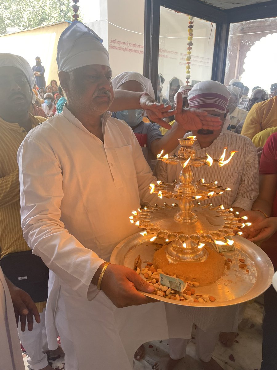 ashokbuwaniwala's tweet photo. श्री दादूदयाल जी महाराज के प्रकाशोत्सव के पावन पर्व पर श्री दादू मंदिर नरैना (राज.) में आरती की कुछ झलकियाँ

ब्रह्मऋषि संत दादू दयाल जी महाराज की जयंती पर सादर नमन।

दादू राम सत्य राम #DaduRam #DaduJayanti https://t.co/IxPIjyfz2m
