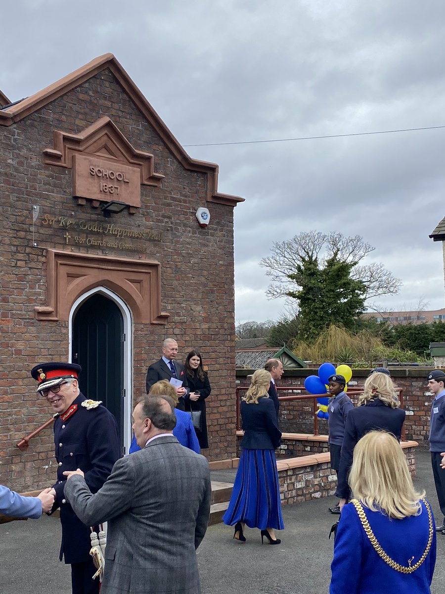 Absolutely beautiful morning for the official opening of the Sir Ken Dodd Happiness Hall 💙 Jam butties for all 😂👏🏼#stjohnschurch #knottyash #sirkendodd #hrh #earlofwessex #countessofwessex 💙