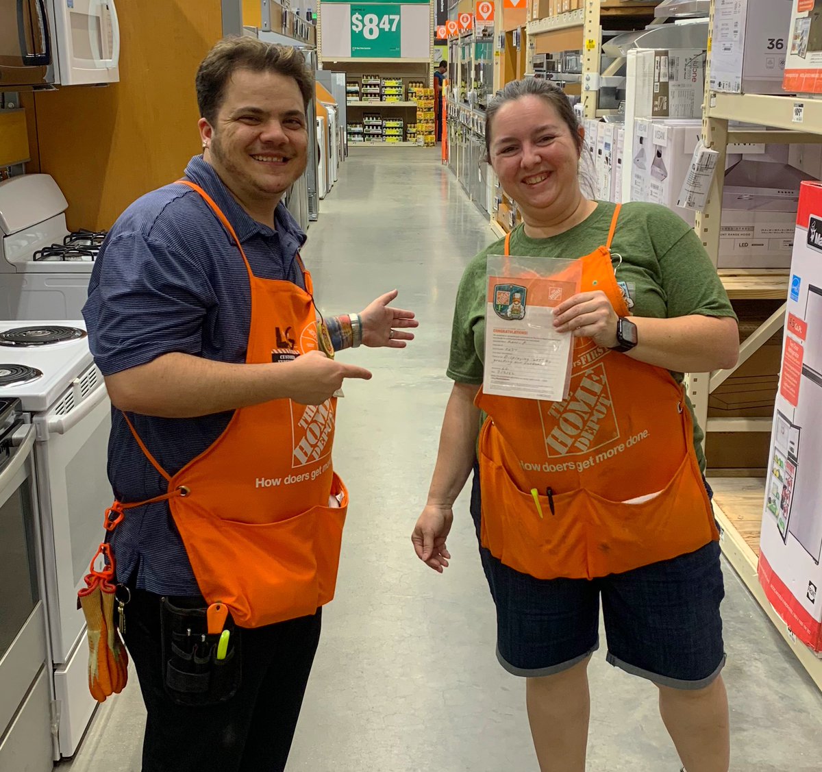 StayCeeBeeTHD's tweet photo. Our #hd274 CXM @gayle_lkgayle giving a shout out to Karri D31 for G.E.Tin it DONE !! #GETInvolvedSF https://t.co/ghdroDg6mf