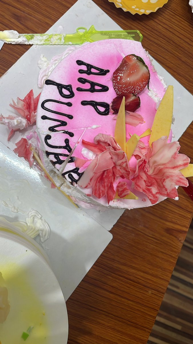 bipuldelhi's tweet photo. This cake ! https://t.co/JdGnakXSiX