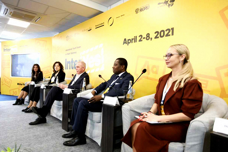 Russia_BRICS's tweet photo. The Russia-#BRICS Project Office for International Youth Cooperation invites you to take part in the International Youth Forum of Public #Diplomacy "#InterYES! 2.0" on April 11-15!
Registration:
https://t.co/BmaHA7cgKI 
The deadline is April 1 so hurry up!) https://t.co/PmsvjhGbDu
