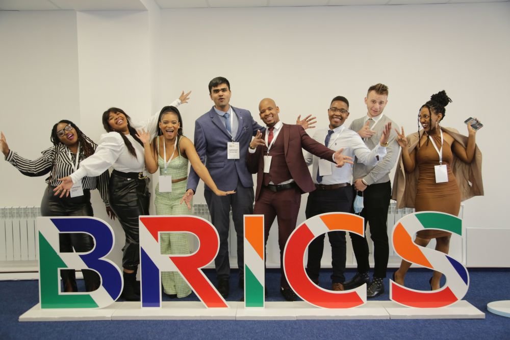 Russia_BRICS's tweet photo. The Russia-#BRICS Project Office for International Youth Cooperation invites you to take part in the International Youth Forum of Public #Diplomacy "#InterYES! 2.0" on April 11-15!
Registration:
https://t.co/BmaHA7cgKI 
The deadline is April 1 so hurry up!) https://t.co/PmsvjhGbDu