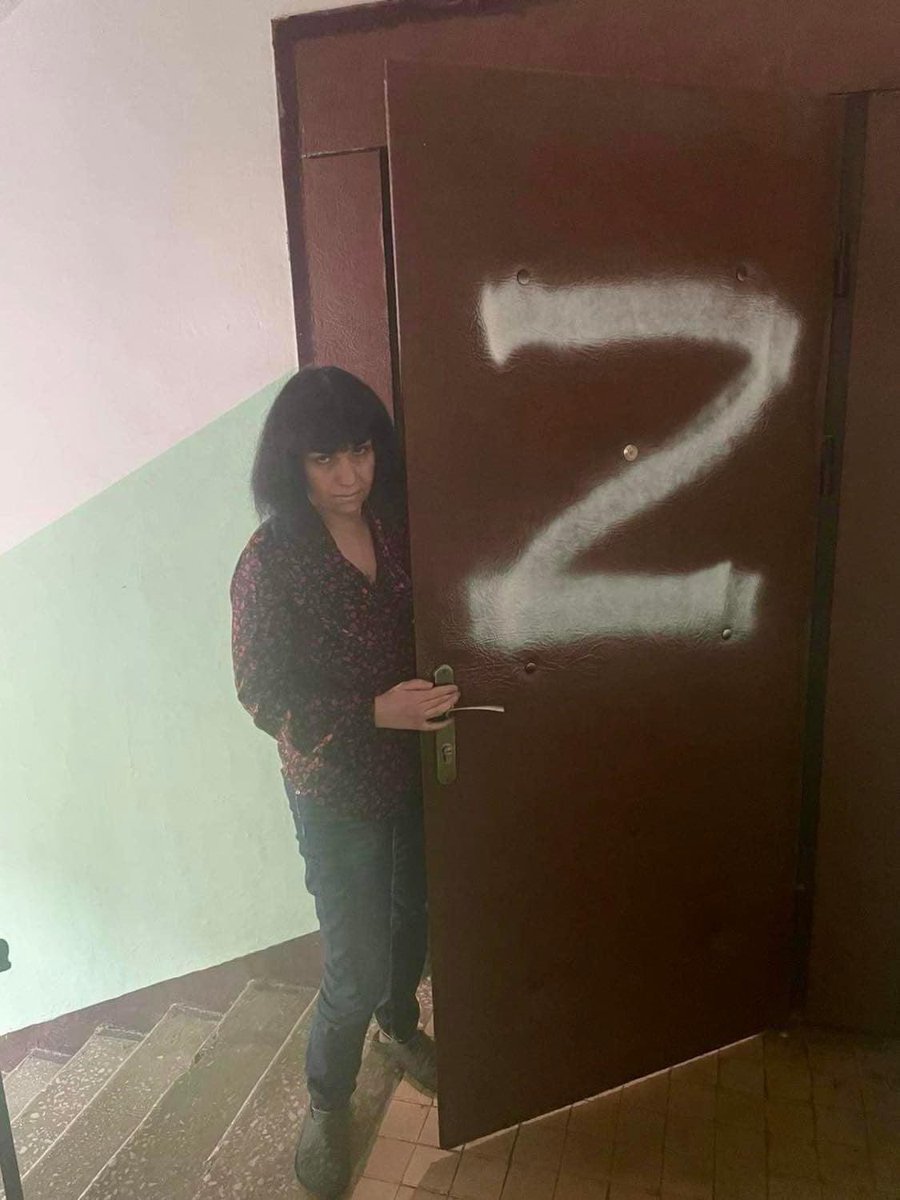 Lithuanian theatre director Oskaras Koršunovas shared on Facebook that Marina Davydova, famous Russian critic, producer, director has fled to Lithuania. She was among the first to condemn the war against Ukraine. Started getting death threats and in the end found this on her door