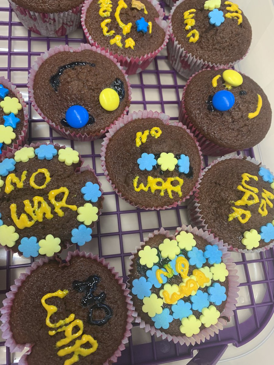 OttoHahnGym's tweet photo. 780.- Euro FÜR DIE UKRAINE 
🇺🇦🕊

So lang war die Schlange beim Kuchenverkauf noch nie. Zum Glück hatten Schüler*innen, (Groß)Eltern und Kolleg*innen ein unglaubliches Kuchenbuffet zusammengetragen. DANKE💙💛
#ukraine #stopwar #spendenukraine https://t.co/rhsh0Qb15f
