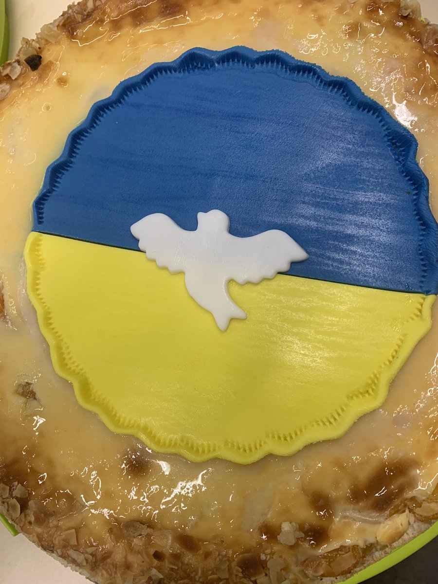 OttoHahnGym's tweet photo. 780.- Euro FÜR DIE UKRAINE 
🇺🇦🕊

So lang war die Schlange beim Kuchenverkauf noch nie. Zum Glück hatten Schüler*innen, (Groß)Eltern und Kolleg*innen ein unglaubliches Kuchenbuffet zusammengetragen. DANKE💙💛
#ukraine #stopwar #spendenukraine https://t.co/rhsh0Qb15f