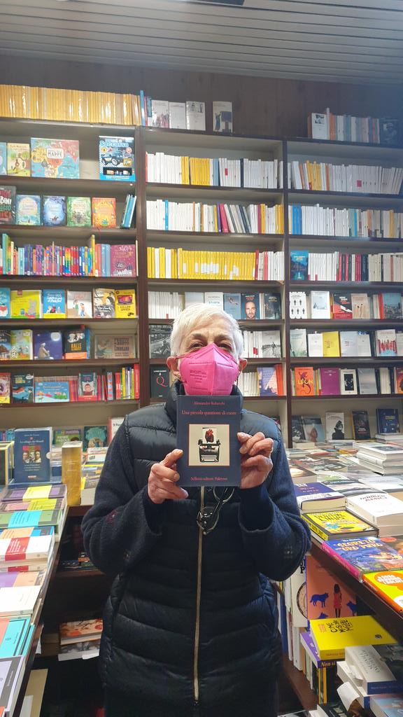 LaIsaRinaldi's tweet photo. Finalmente oggi è uscito Una Piccola Questione Di Cuore di @AlRobecchi , presentato qui dalla signora Luisa della libreria Il Domani di Via Carducci a #Milamo. E anche lei , come me, resiste.
Andare , guardare, toccare , comprare.
@sellerioeditore https://t.co/rIQlx5G7Vw