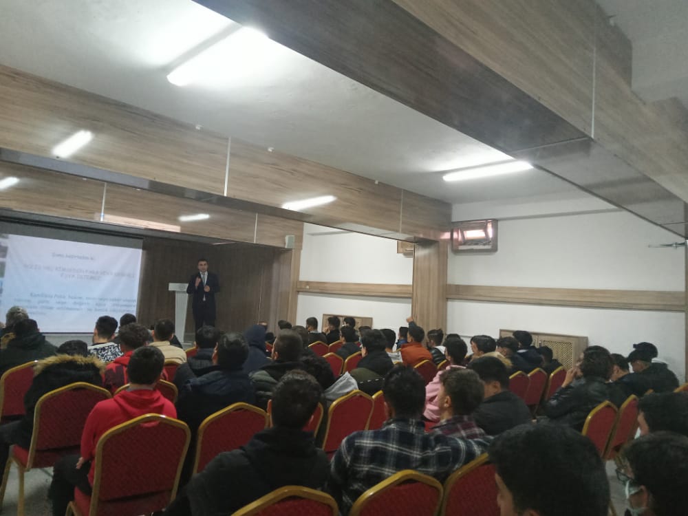 edebalimtal's tweet photo. 700 fikir 700 proje kapsamında "Bağlı ol Bağımlı olma Projesi" Şeyh Edebali MTAL okulunda uygulanmaya başladı.İlçe Emniyet Müdürü Tugay Keten tarafından öğrencilere alkol, sigara, madde bağımlılığı, internet bağımlılığı sosyal medya kullanımı hakkında sunum yapıldı@valisalihayhan https://t.co/GWnNZv4zXv