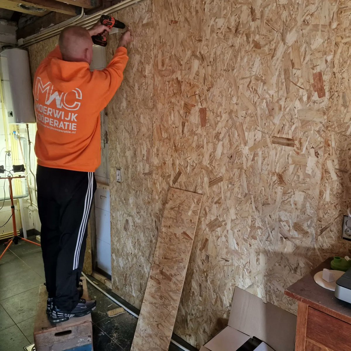 NeodeBono's tweet photo. Vandaag met een aantal buurtbewoners/buurttalenten weer wat werk gemaakt van het verbouwen van de binnenboel @damoer070 een initiatief @moerwijkcoop https://t.co/sscKMpvyRR