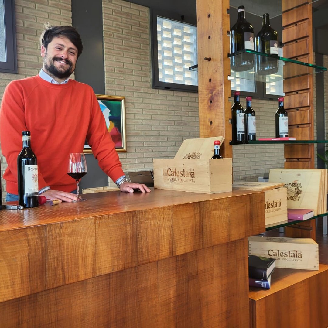L'enologo Piero vi aspetta per farvi #degustare i nostri #vini e raccontarvi la storia di #Roccapesta nella splendida terrazza con vista sui vigneti!!!