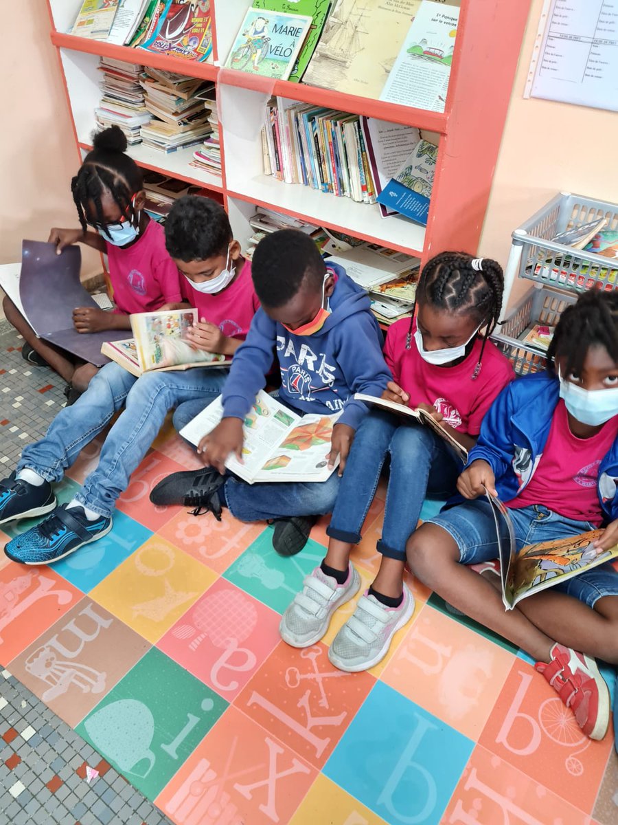 PoleBTN's tweet photo. Pour le quart d'heure de lecture national, on croise des livres en format papier mais aussi des livres numériques sur tablettes à l'école de l'Habituée à @villecapesterre . @AcGuadeloupe #10marsjelis @DANE_971 https://t.co/cQcCWfJqv2