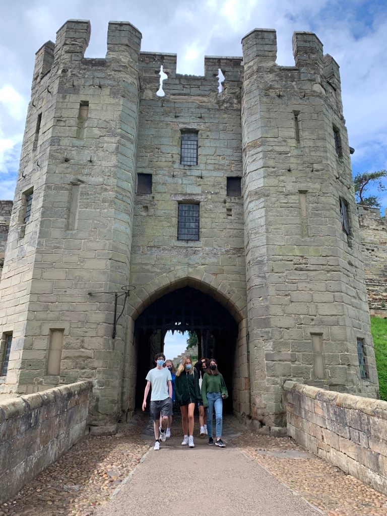 OxbridgeByWS's tweet photo. When at Warwick Castle... 🏰 @WarwickCastle 😊 

Swipe to see 2021 OxPreppers at the medieval castle originally built by William the Conqueror in 1068!

📸 Oxford Prep Experience 🇬🇧  

#oxbridgeprograms #OxPrep https://t.co/RiEWGJGRYz