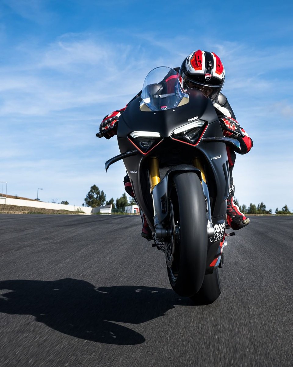 ducatiesp's tweet photo. Ducati presenta la Panigale V4 SP2: "La máquina de carreras definitiva".
https://t.co/7IJps2HVOm
#Ducati #Panigale #PanigaleV4 #PanigaleV4SP2 #TheUltimateRacetrackMachine https://t.co/vuep0eCvKi