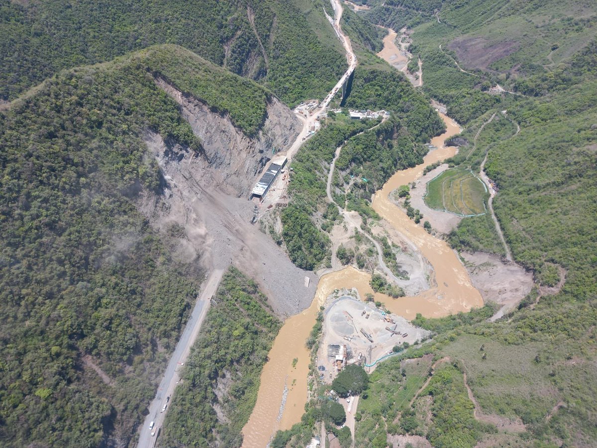 DagranAntioquia's tweet photo. Tras deslizamiento presentado el pasado 8 de marzo sobre la vía Uramita- Dabeiba, 4 personas estarían atrapadas, 3 de ellas serían de una misma familia. Se presume la presencia de una cuarta víctima aún sin identificar. Dagran,entidades operativas y Concesión avanza en labores. https://t.co/FtkGTH5Yq7