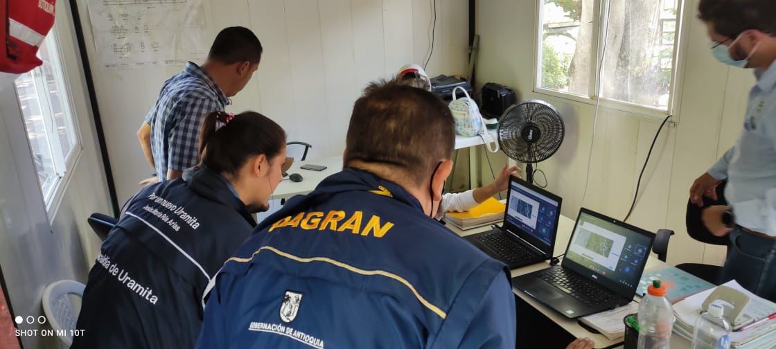 DagranAntioquia's tweet photo. Tras deslizamiento presentado el pasado 8 de marzo sobre la vía Uramita- Dabeiba, 4 personas estarían atrapadas, 3 de ellas serían de una misma familia. Se presume la presencia de una cuarta víctima aún sin identificar. Dagran,entidades operativas y Concesión avanza en labores. https://t.co/FtkGTH5Yq7