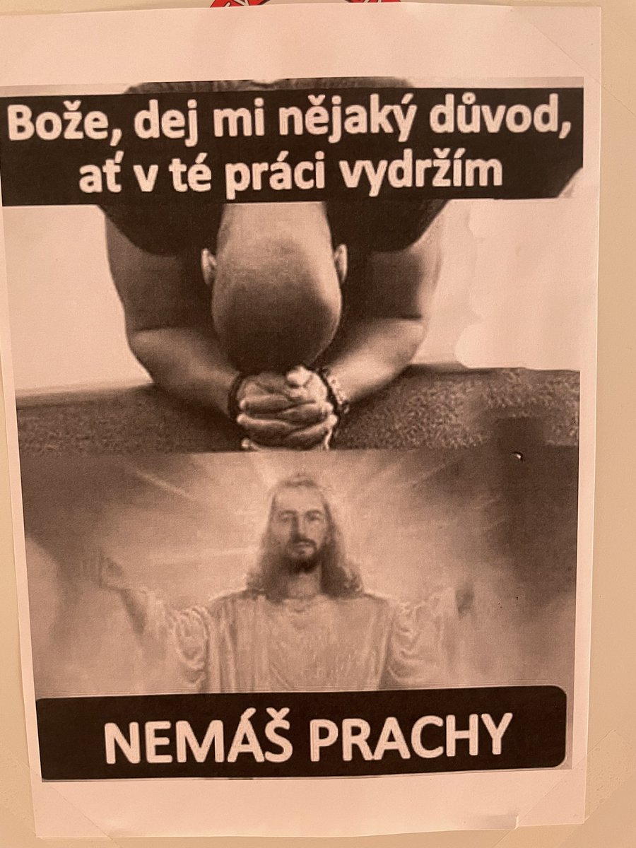 Harmatova's tweet photo. Tohle mě dneska pobavilo. 😅 Nalezeno na dveřích kanceláře státního zaměstnance. 😂 #bozi https://t.co/B6q4Nm9fdH