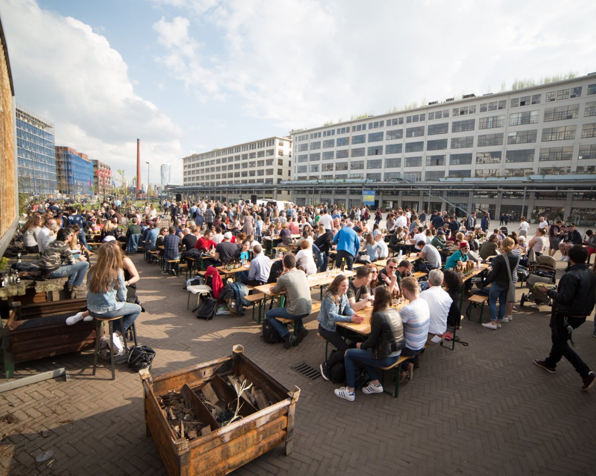 EstrellaDammCat's tweet photo. Com van acabar més de 500 holandesos fent una macrocalçotada cada any? Anem fins a Eindhoven per conèixer la història del Julià Delos. Obrim fil. (1/8) https://t.co/HnhOkQhbDU
