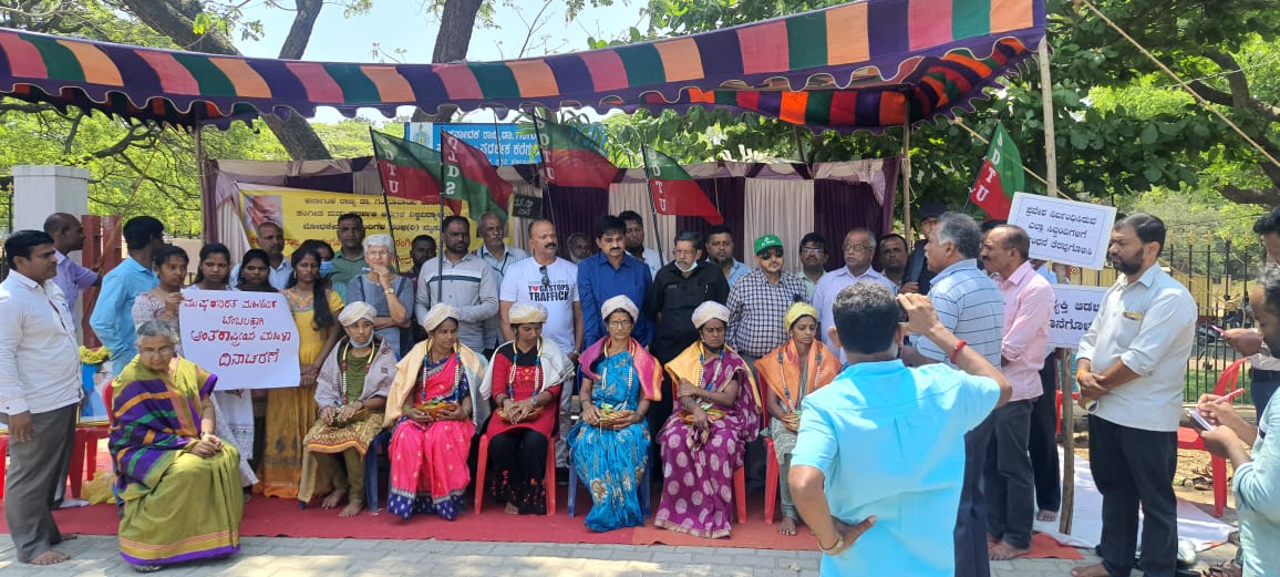 SDTUMysuru's tweet photo. #SDTU_MYSURU ಗಂಗೂಬಾಯಿ ಹಾನಗಲ್ ವಿಶ್ವವಿದ್ಯಾನಿಲಯದ ಬೋಧಕೇತರ ಸಿಬ್ಬಂದಿಗಳ ಹೋರಾಟಕ್ಕೆ ಕೌನೆನ್ ಮಿರ್ಜಾ(ಕರ್ನಾಟಕ ರಾಜ್ಯ ಸಮಿತಿ ಸದಸ್ಯರು) ಹಾಗೂ ಅಲ್ತಾಫ್ ಅಹಮದ್ (ಅಧ್ಯಕ್ಷರು) ನಸ್ರುಲ್ಲಾ SDTU_ಮೈಸೂರು ಅಲೀಮ್, ಮುಜಾಹಿದ್ ,ನಜೀಬುಲ್ಲಾ, ಅಸ್ಲಂ,ಅಲ್ತಾಫ್ ಆಫ್ರೋಜ್ ರವರು ಬೆಂಬಲ ನೀಡಿರುತ್ತಾರೆ.
@SdtuKarnataka 
@SdpiMysofficial https://t.co/nCRgsaQL4Y