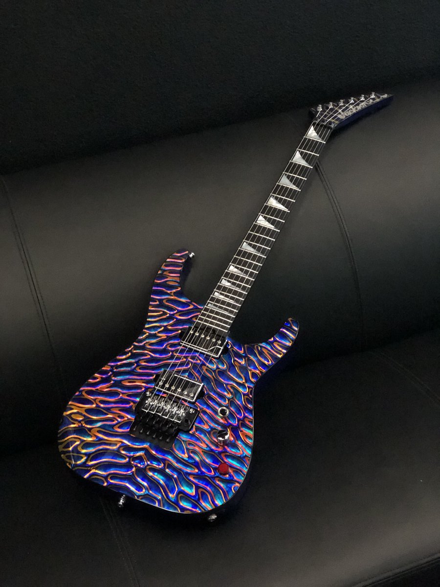 JacksonGuitars's tweet photo. This gorgeous build features a set of Fishman Classic pickups, a speed neck, a wheel adjust truss rod, and a  1/8” Dichrolam “chatoyant carbon fiber” top layered w/ multiple colors creating a deep halo-graphic effect. Masterbuilt by Metal Joe Williams in the Jackson Custom Shop. https://t.co/AnIDLXD7nI