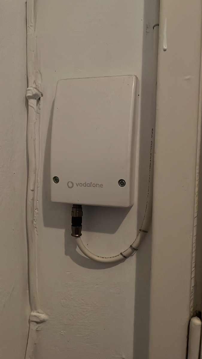 franRojo's tweet photo. @VodafoneEmpresa @vodafone_es @facua @consumidores llevo intentando que me instalen la conexión en el nuevo piso un mes… ahora me dicen que no hay posibilidad de instalación… pero resulta que hay una instalación de un anterior inquilino y es VODAFONE! Igual que otros vecinos… https://t.co/NKz9tmKiYy