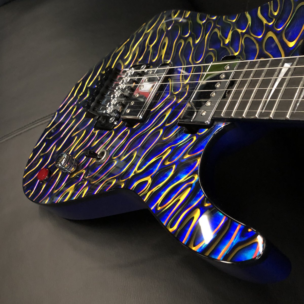 JacksonGuitars's tweet photo. This gorgeous build features a set of Fishman Classic pickups, a speed neck, a wheel adjust truss rod, and a  1/8” Dichrolam “chatoyant carbon fiber” top layered w/ multiple colors creating a deep halo-graphic effect. Masterbuilt by Metal Joe Williams in the Jackson Custom Shop. https://t.co/AnIDLXD7nI