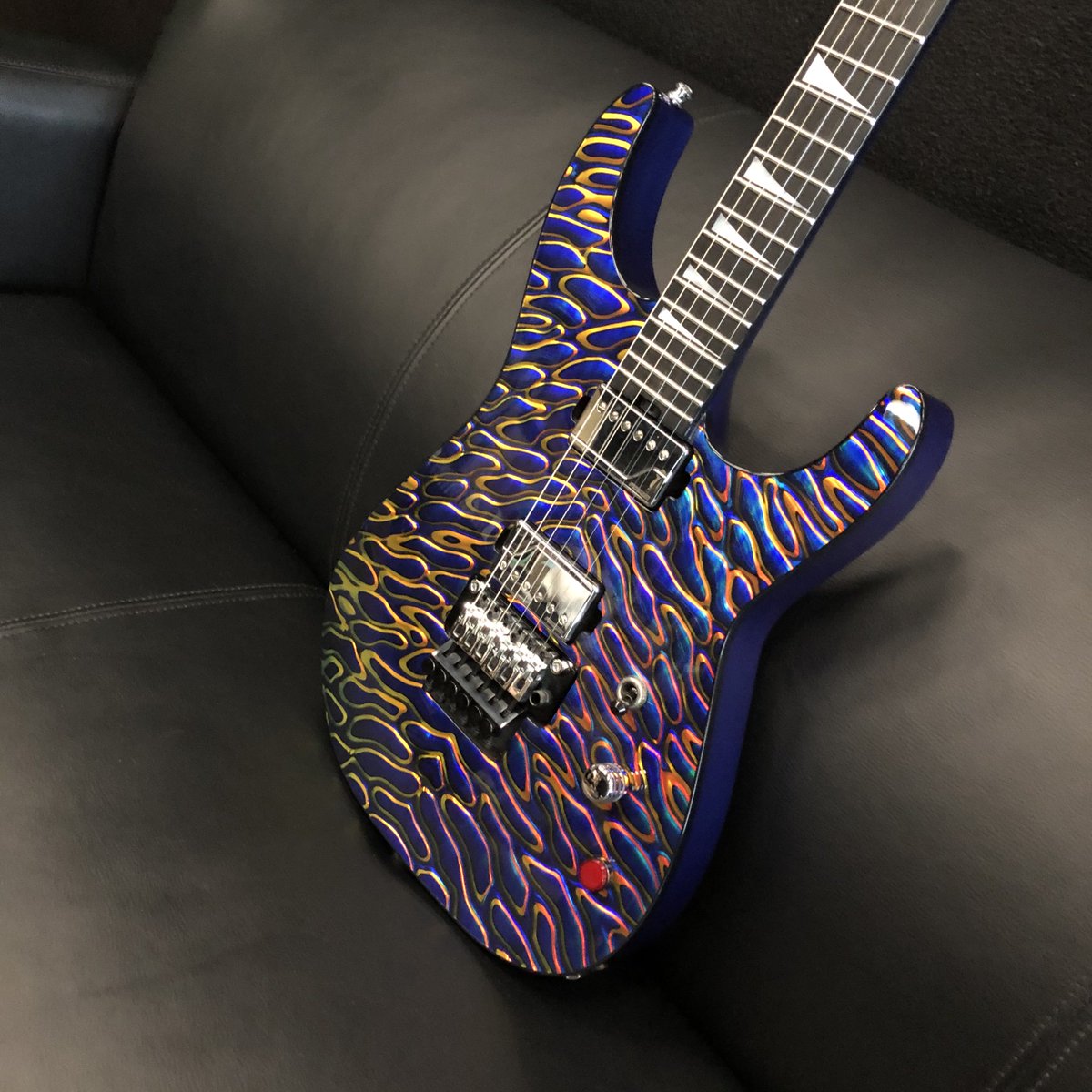 JacksonGuitars's tweet photo. This gorgeous build features a set of Fishman Classic pickups, a speed neck, a wheel adjust truss rod, and a  1/8” Dichrolam “chatoyant carbon fiber” top layered w/ multiple colors creating a deep halo-graphic effect. Masterbuilt by Metal Joe Williams in the Jackson Custom Shop. https://t.co/AnIDLXD7nI