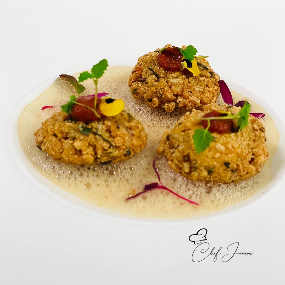 chefjomon's tweet photo. പരിപ്പ് വട എന്നാ സുമ്മാവാ ?

👉Lentil fritter
👉Black tea foam 
👉Tomato cashew chutney.

പരിപ്പ് വടയും കട്ടൻ ചായയും, അയിനാണ്‌  ഇമ്മാതിരി തള്ള് എന്നല്ലേ നിങ്ങൾ ഇപ്പൊ ആലോചിച്ചേ.നമ്മുടെ പരിപ്പുവടക്കു ഒരു 5സ്റ്റാർ പരിവേഷം കൊടുത്തു നോക്കിയതാ..how’s it?
#chefjomon￼ @KeralaTourism https://t.co/gqkUWFPZ7a
