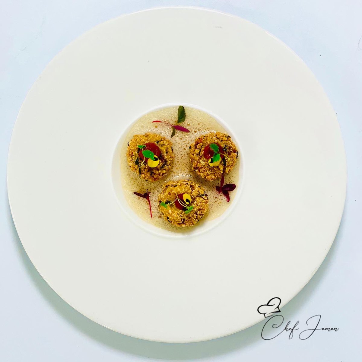 chefjomon's tweet photo. പരിപ്പ് വട എന്നാ സുമ്മാവാ ?

👉Lentil fritter
👉Black tea foam 
👉Tomato cashew chutney.

പരിപ്പ് വടയും കട്ടൻ ചായയും, അയിനാണ്‌  ഇമ്മാതിരി തള്ള് എന്നല്ലേ നിങ്ങൾ ഇപ്പൊ ആലോചിച്ചേ.നമ്മുടെ പരിപ്പുവടക്കു ഒരു 5സ്റ്റാർ പരിവേഷം കൊടുത്തു നോക്കിയതാ..how’s it?
#chefjomon￼ @KeralaTourism https://t.co/gqkUWFPZ7a