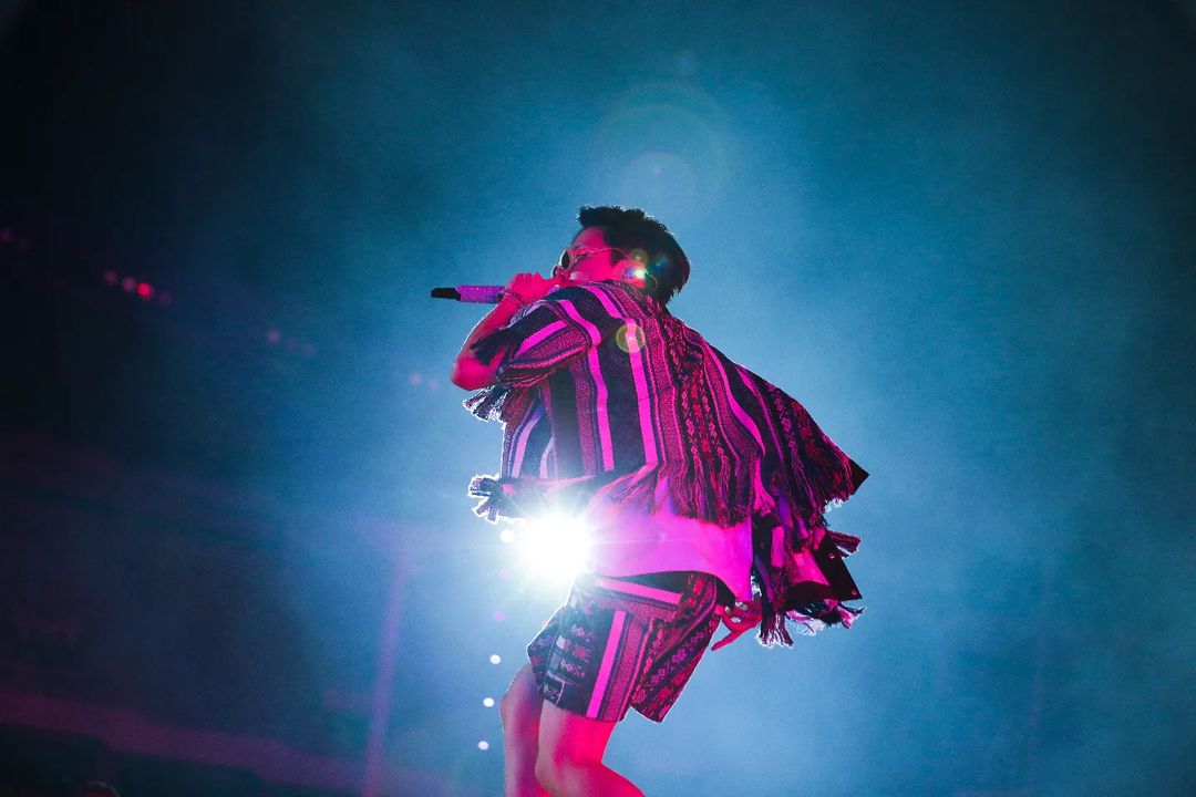 tsunflowerst's tweet photo. he shines the brightest on stage. indeed, the coolest 🌻💫💖 https://t.co/BEj3SLoCkc