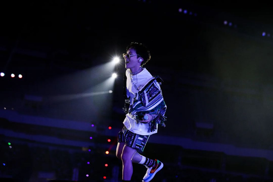 tsunflowerst's tweet photo. he shines the brightest on stage. indeed, the coolest 🌻💫💖 https://t.co/BEj3SLoCkc