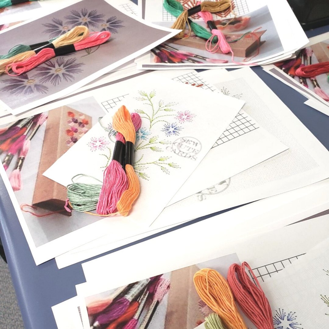 brantlibrary's tweet image. Kelly is busy putting together supply kits for the next #ArtExplorations workshop!

Register at ow.ly/vzFU50IbF9O.

Although supplies are limited, everyone can catch Kelly's DIY video when it debuts Wed, Mar 16 at 9 AM on brantlibrary.ca/youtube.

#BrantLibrary #BrantArt