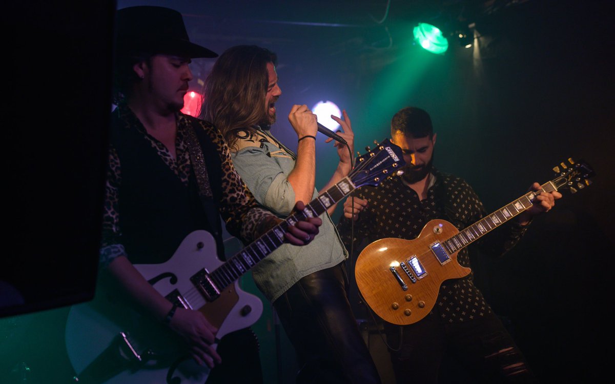 cuentametve's tweet photo. Esta noche @WilliamMiller y su banda L.A. VAMPS se estrenan esta noche en Cuéntame como Mike y los Mydarlings ❤️

Atentos a nuestro hashtag #CuéntamePeligro que os traeremos su música para que la disfrutéis 🔥

#CuéntameT22 https://t.co/mPBkDluWGF