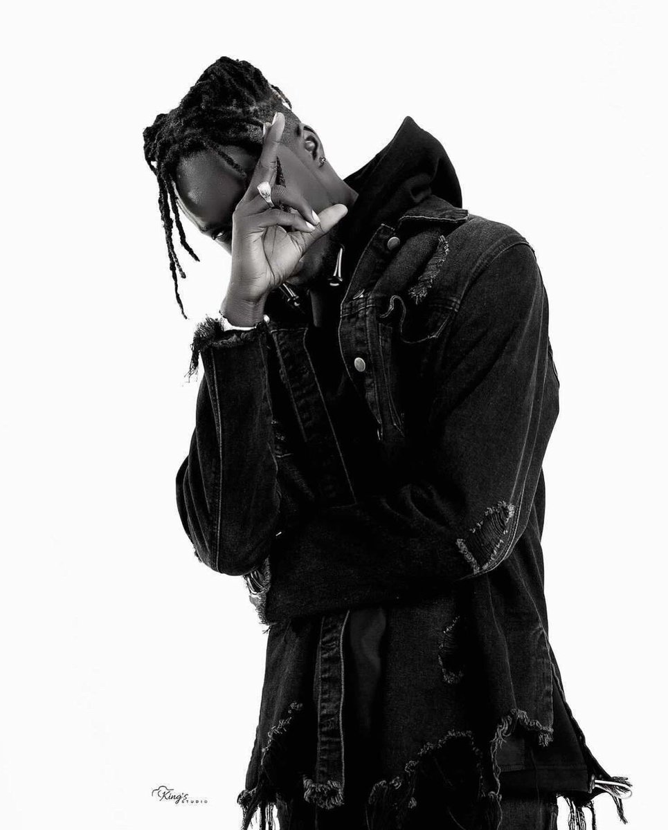 Look into my eyes, tell me what you see..🖤