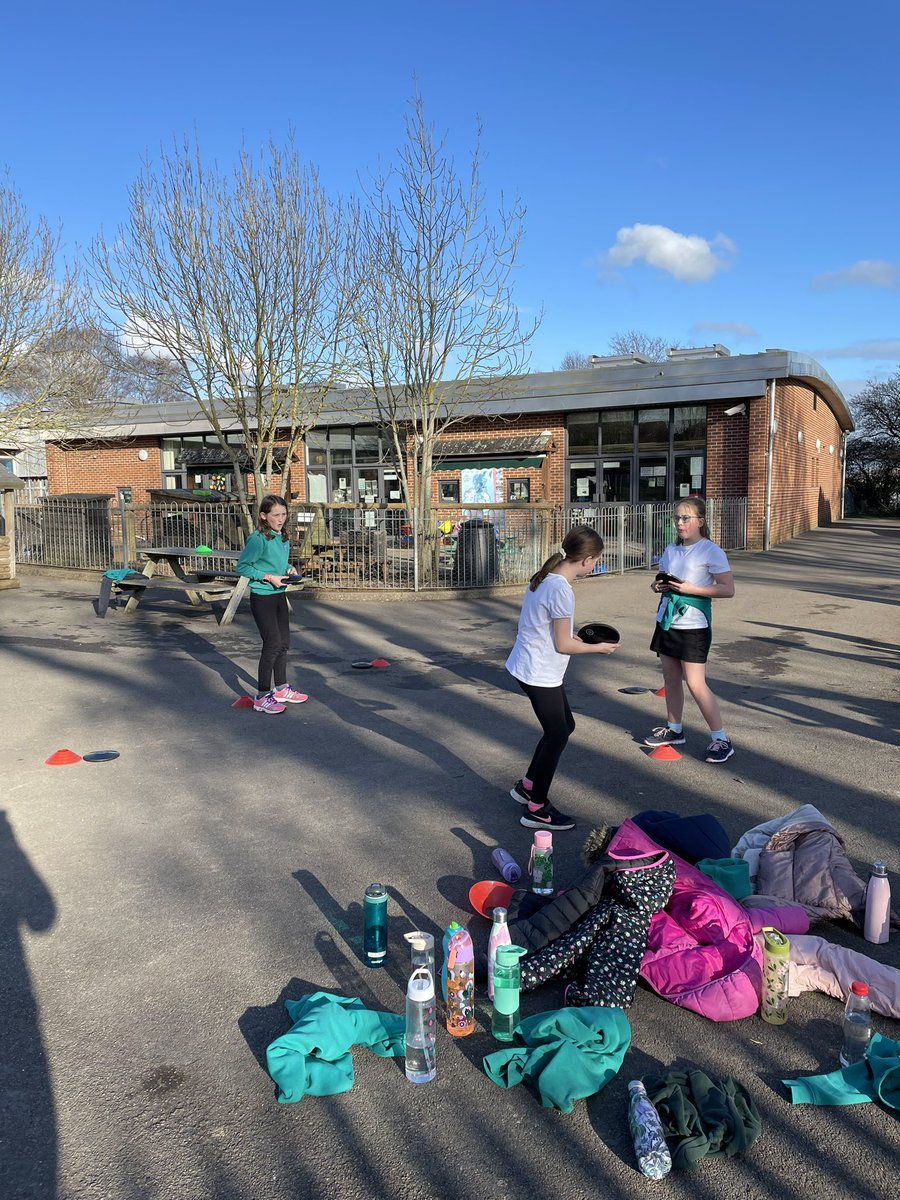 Willowbrook_PE's tweet photo. It’s so nice to have after school clubs again ☺️🙌🏼
Girls fitness club is a huge hit now we have @calooUK equipment 👍 #girlsfitness #primaryPE #afterschoolclubs #thisgirlcan #devongirlscan https://t.co/VJdfL33Too