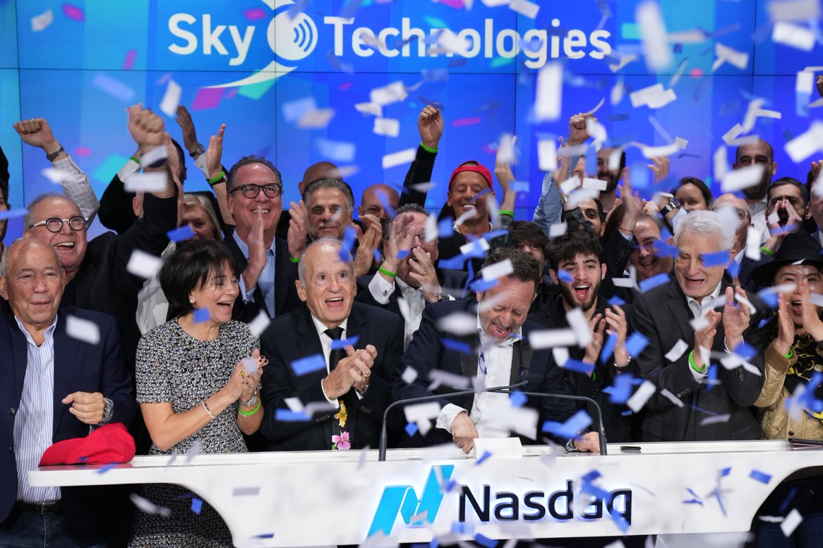 skyxplatforms's tweet photo. Proud moment for Sky Technologies as Executive Chairman Rani Kohen rings the Nasdaq opening bell. Watch it happen at https://t.co/USfRQKSY3H The future of safe and smart installation is here! @NASDAQ $SKYX #skytechnologies https://t.co/e6ItbrPSk5