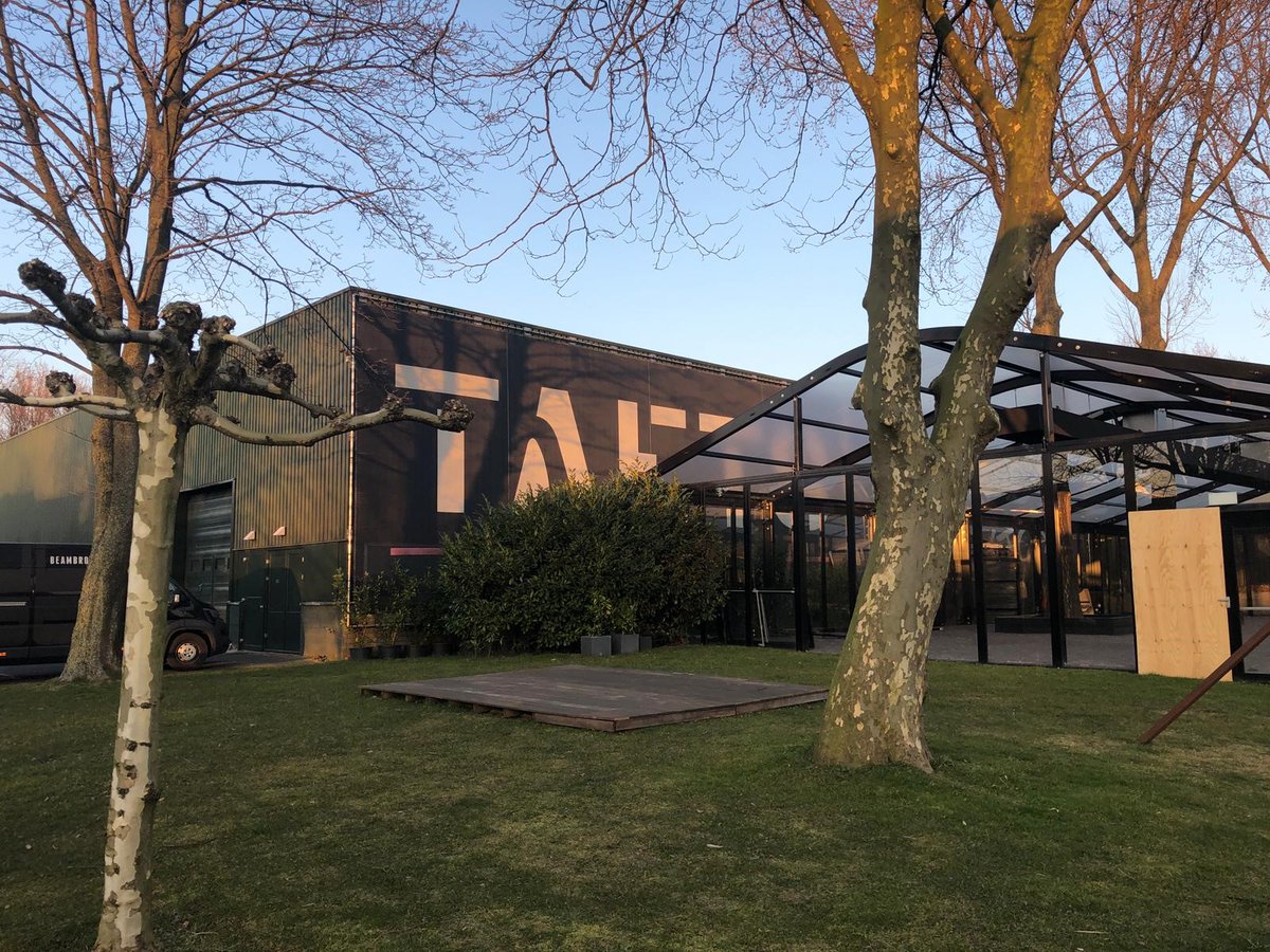 Taets op het #Hembrugterrein is de eerste grootschalige opvang waar #Zaanstad op korte termijn vluchtelingen uit Oekraïne gaat opvangen. Binnen enkele dagen kunnen hier maximaal 440 vluchtelingen terecht. De opvang is er tot en met 1 mei. Lees verder op → bit.ly/3tTptzk