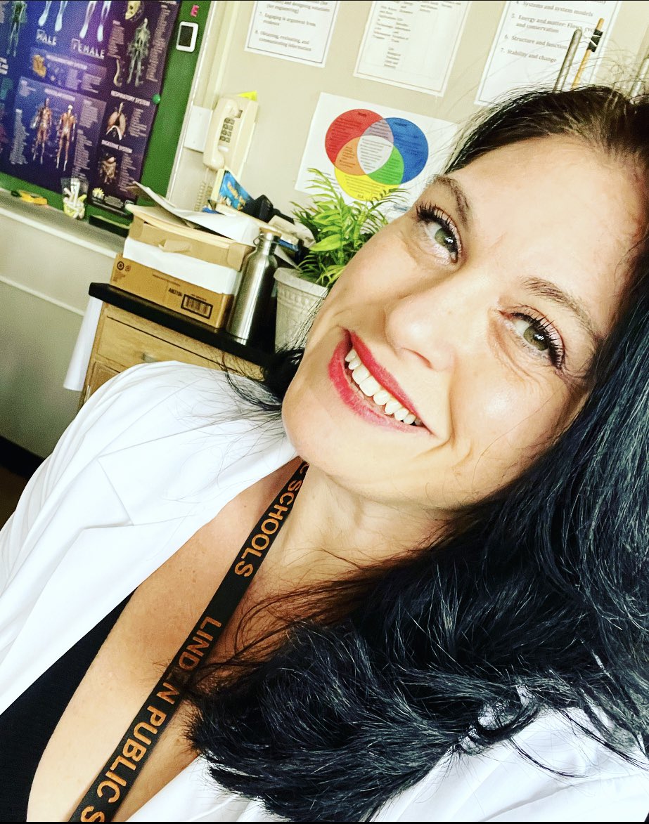 KGallagher_SCI's tweet image. oh… it’s a lab coat 🥼 kind of day! my #IBSEHS students reviewed 🫀 &amp;amp; 🫁 anatomy on sheep plucks today for their big test next week! #anatomyteacher #ExSci #science